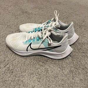 Women’s Nike Air Zoom Pegasus 38 shoes. Size 8.5 Aurora white and teal